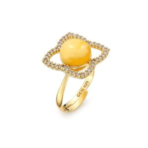 Ring with amber