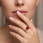Złoty pierścionek z wiśniowym bursztynem i diamentami - AMBRE - obrazek 2