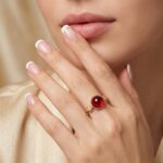 Złoty pierścionek z wiśniowym bursztynem i diamentami - AMBRE - obrazek 2